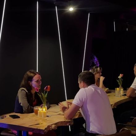 Быстрые свидания: пары за столами